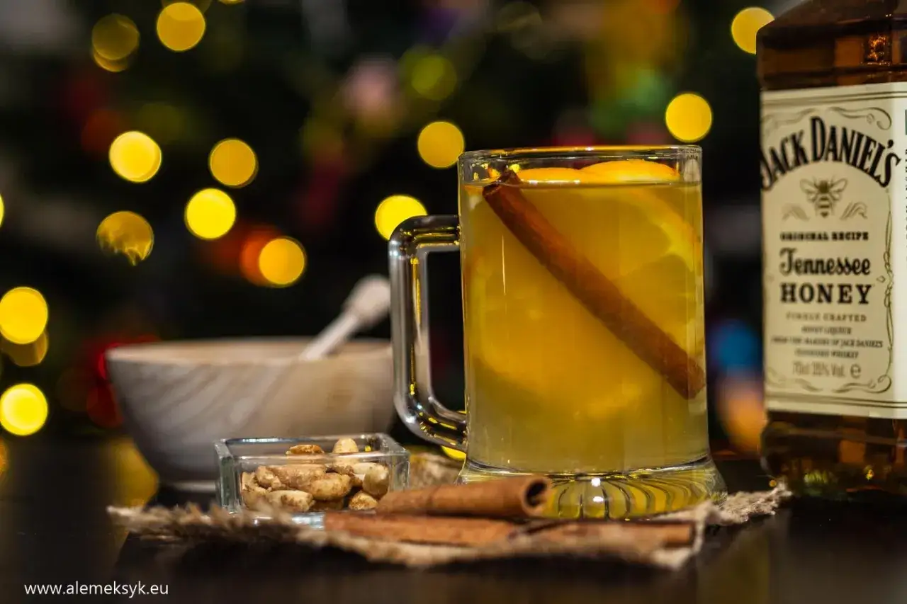 Jack Daniels Honey z czym pić? Idealny na zimowe wieczory z pomarańczą i cynamonem.