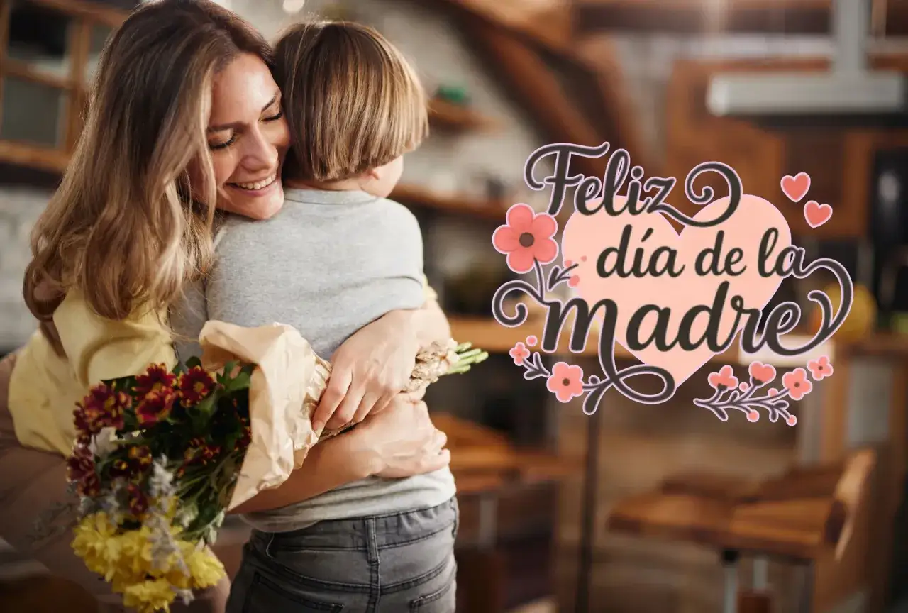 Una madre sonríe mientras abraza a su hijo, recibiendo un ramo de flores. El texto 