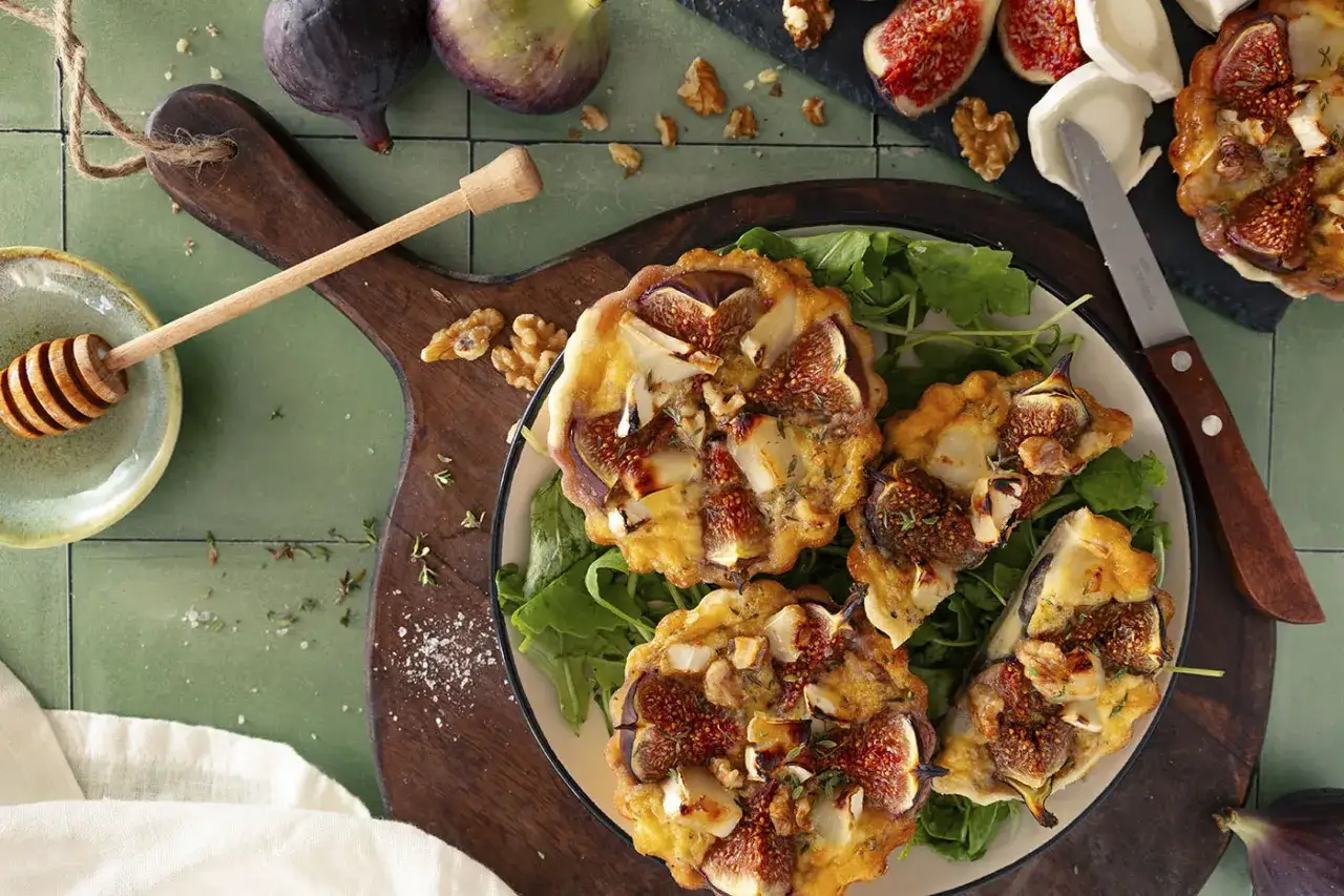 Herzhafte Feigen-Tartelettes mit Ziegenkäse und Walnüssen, ein köstliches Rezept für Feinschmecker.