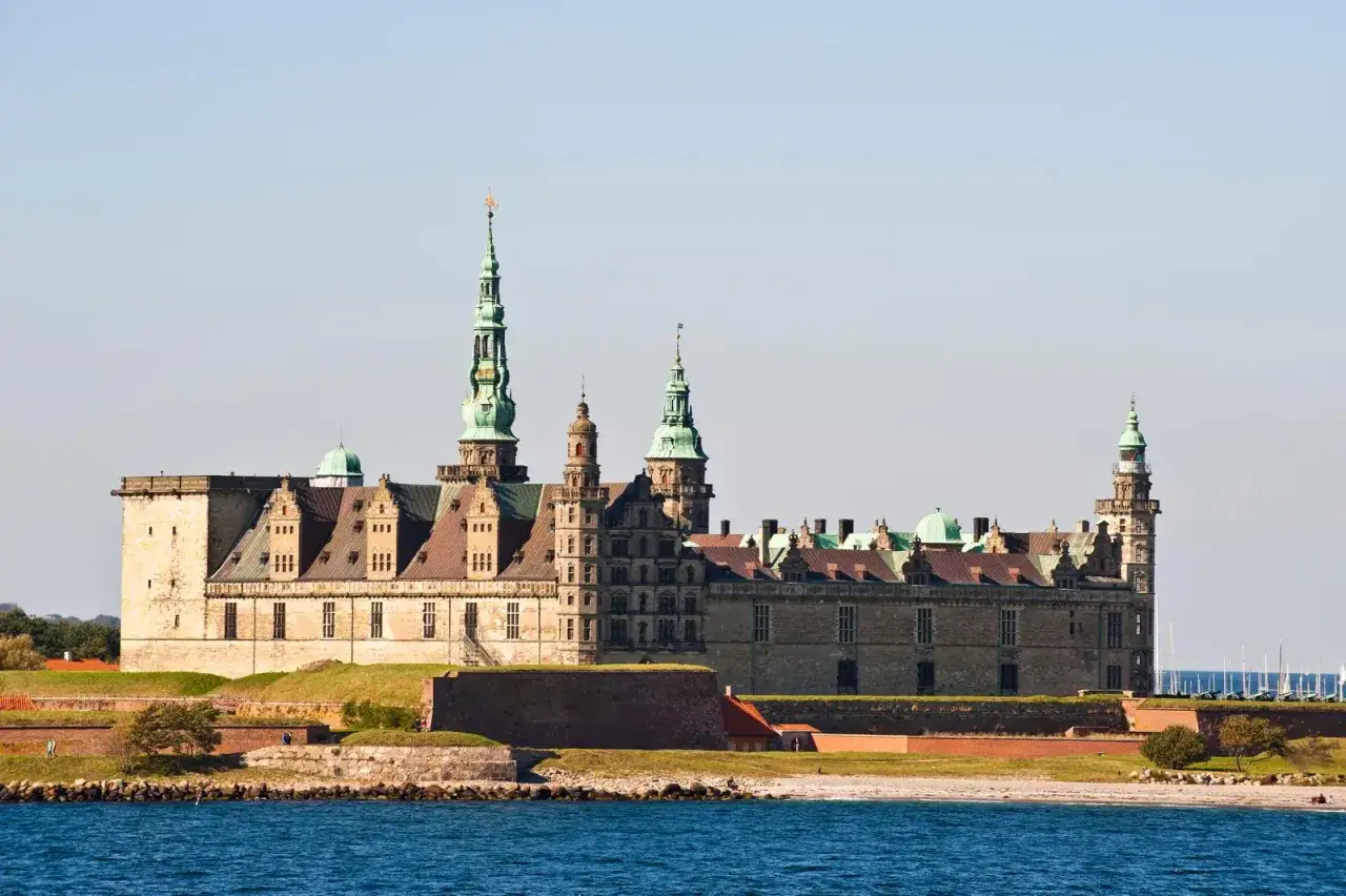 Kronborgs slott, d&auml;r Hamlet utspelar sig, reser sig stolt vid havet.