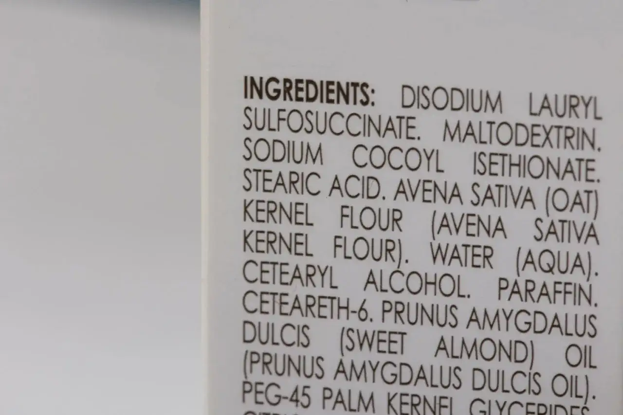 Składniki kosmetyku: woda, olej ze słodkich migdałów, PEG-45 Palm Kernel Glycerides, które pomagają w tworzeniu emulsji.