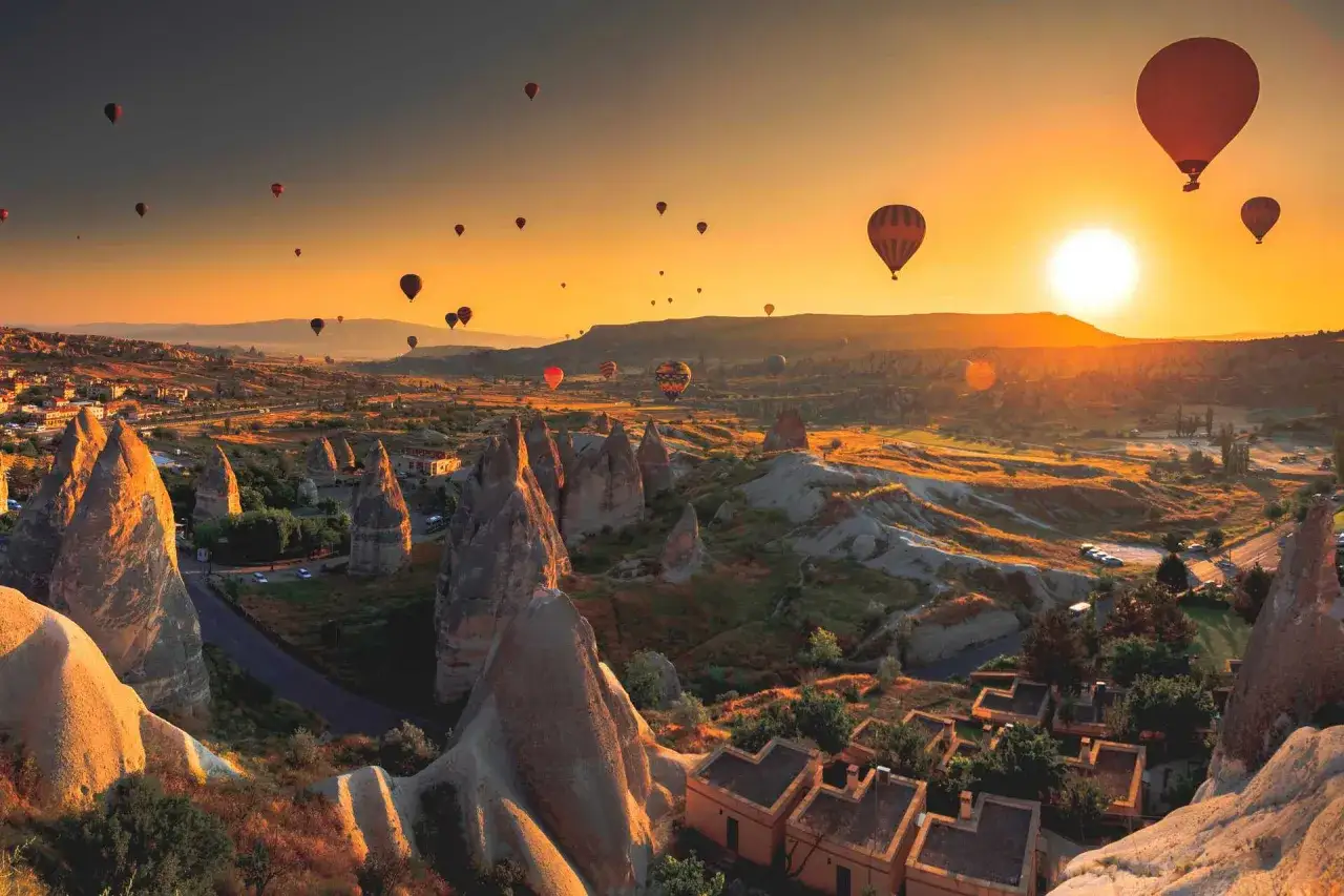 Luftballonger svävar över Kappadokien, Turkiet vid soluppgången. En magisk vy över det unika landskapet.
