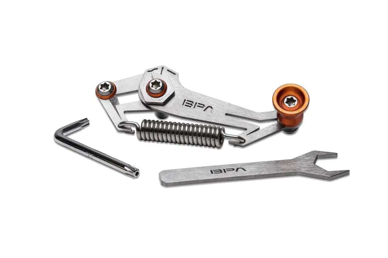 Herramienta para ajustar la cadena destensada de moto, con llave Allen y llave inglesa.
