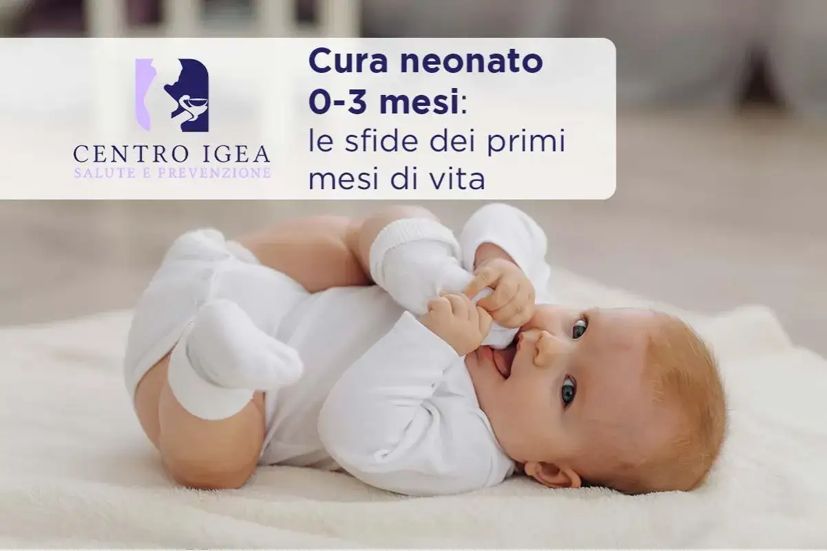 Neonato di 3 mesi, con body bianco, gioca con le manine. La cura dei primi mesi di vita è fondamentale.