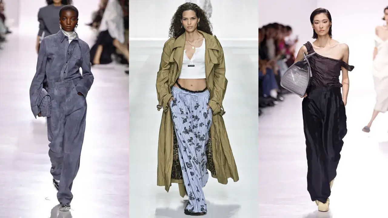 Drei Models pr&auml;sentieren auf dem Laufsteg komische Mode: ein grauer Jumpsuit, ein Trenchcoat mit gestreiften Hosen und ein asymmetrisches Oberteil mit weiten schwarzen Hosen.