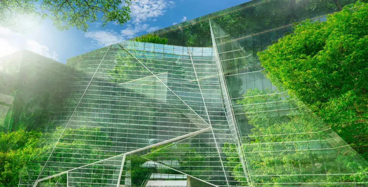 Moderne Glasarchitektur verschmilzt mit &uuml;ppigem Gr&uuml;n, ein Symbol f&uuml;r nachhaltige ETFs und eine gr&uuml;ne Zukunft.
