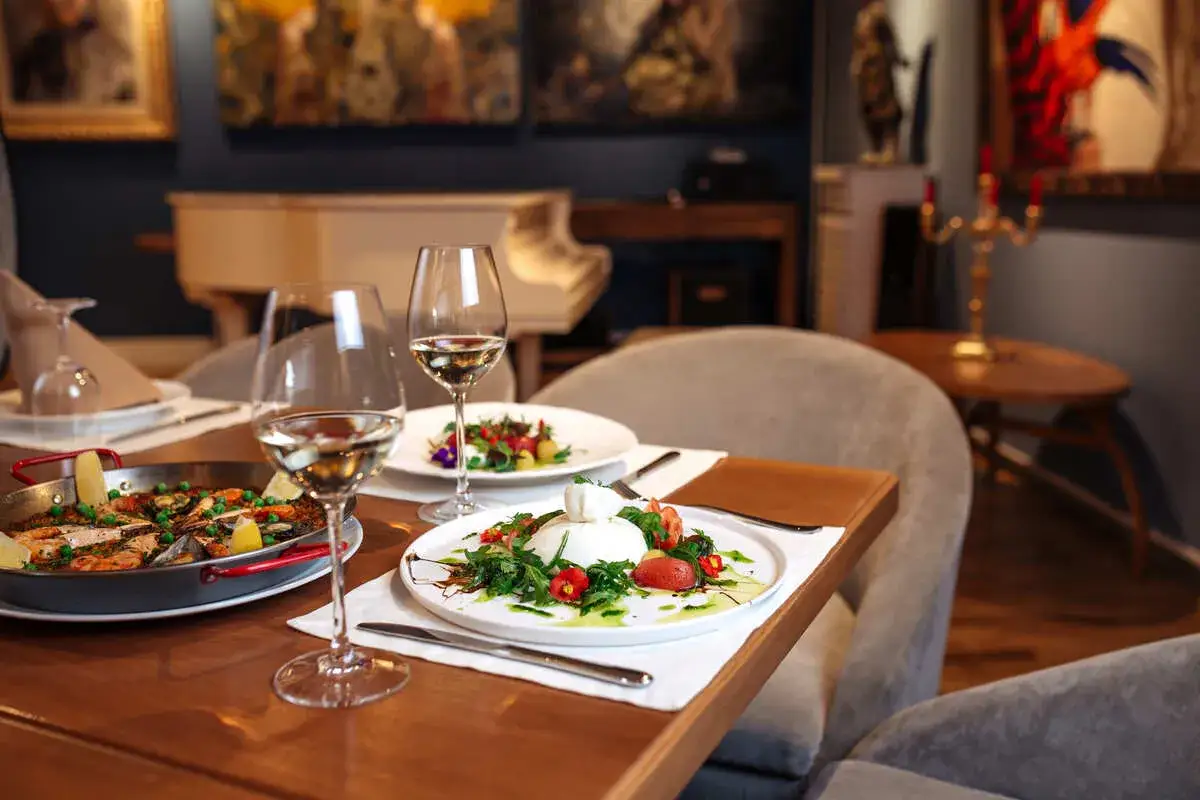 Elegancka restauracja w dworku polskim, wnętrze, stół z jedzeniem