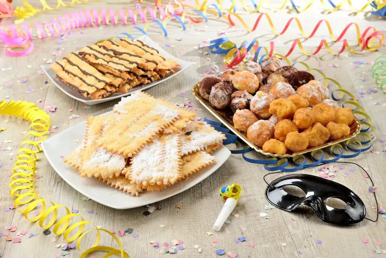 Dolci fritti, chiacchiere e frittelle: ecco cosa si mangia a Carnevale, tra coriandoli e maschere.