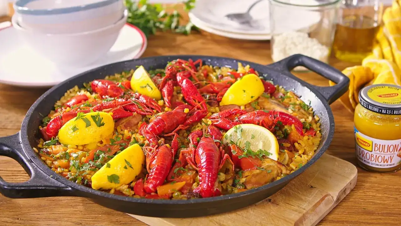 Pyszna paella z rakami, cytryną i ziołami. Idealny przepis na obiad.