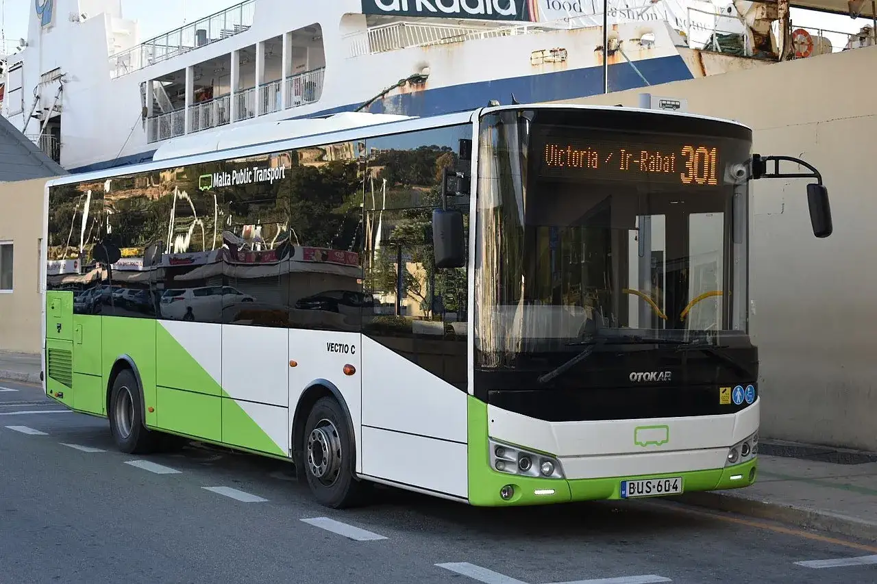 Autobus Malta Public Transport na trasie Victoria/Ir-Rabat 301. Czy na Malcie jest drogo? Transport publiczny jest tani.