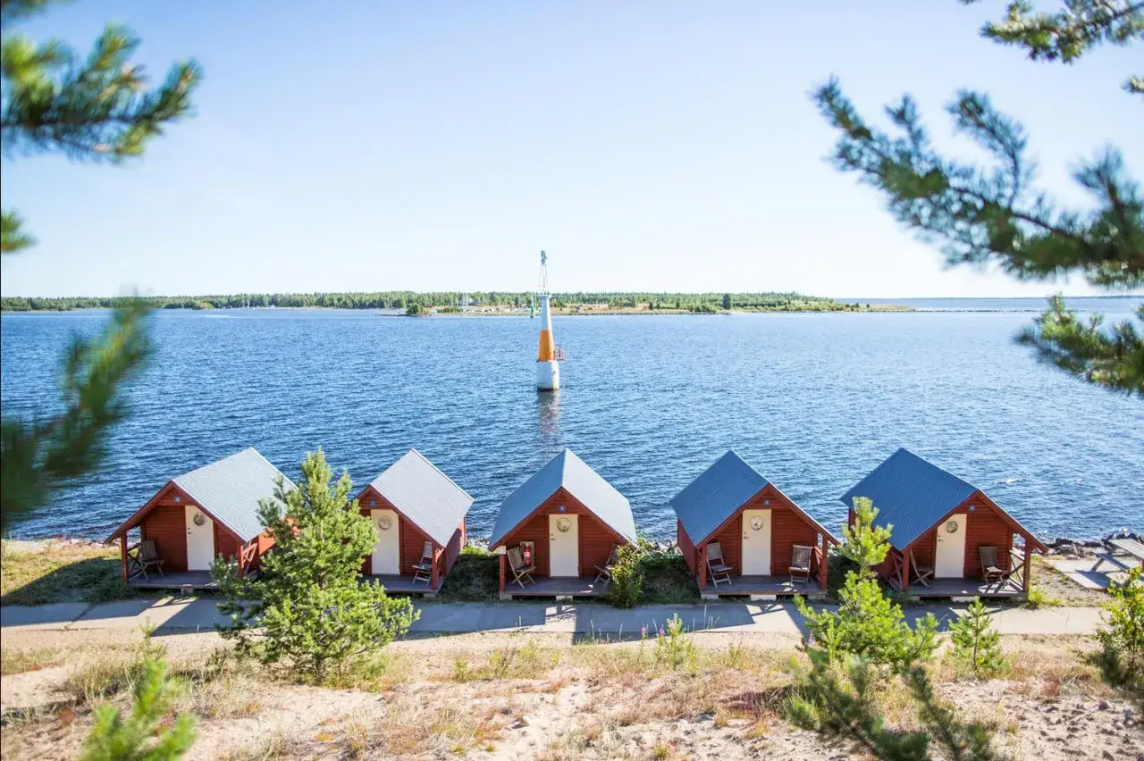 Sm&aring; r&ouml;da stugor vid vattnet, en perfekt plats att utforska Lule&aring;.