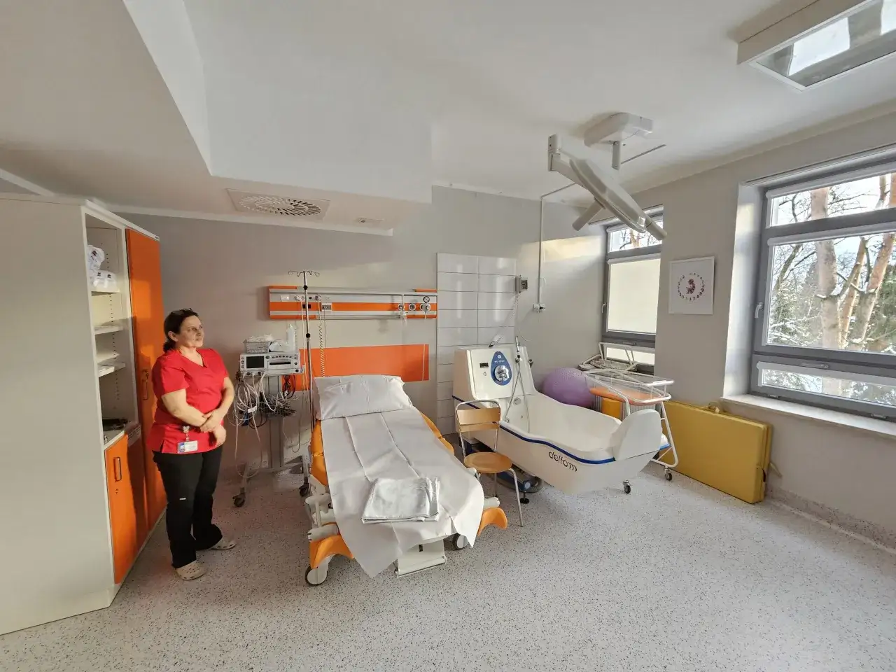 Pokój porodowy z wanną, łóżkiem i aparaturą medyczną. Tak wygląda przyjęcie do szpitala po terminie porodu, gdy czekamy na cud.