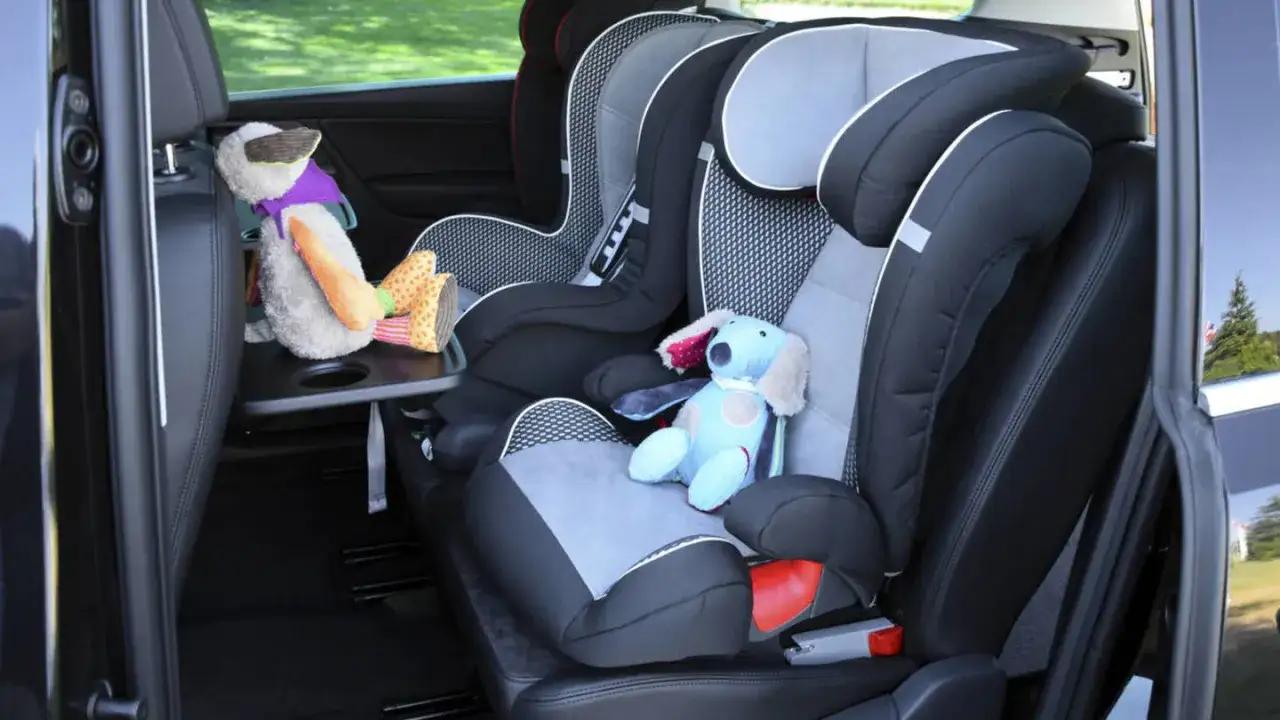 Dos sillas coche para niños de distintas edad, con peluches esperando el viaje.