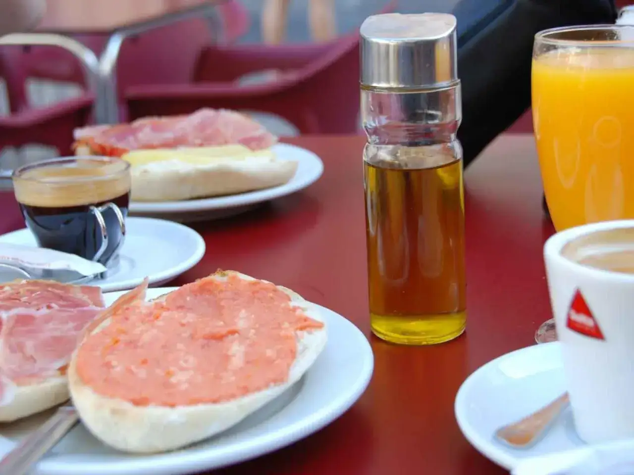 Desayuno espa&ntilde;ol con caf&eacute;, zumo, pan con tomate y jam&oacute;n. El caf&eacute; es bueno para empezar el d&iacute;a con energ&iacute;a.