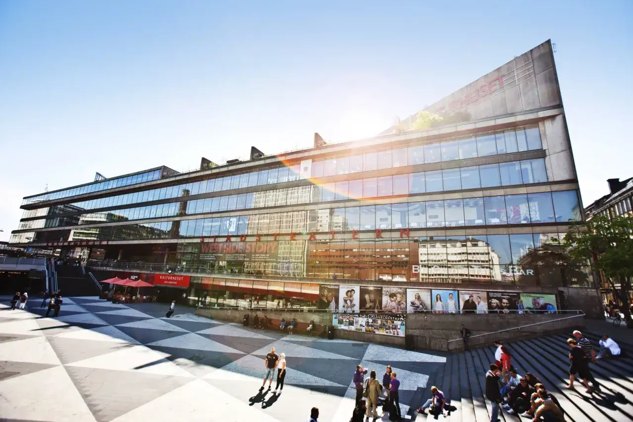 Kulturhuset Stadsteatern i Stockholm, med skyltar för 