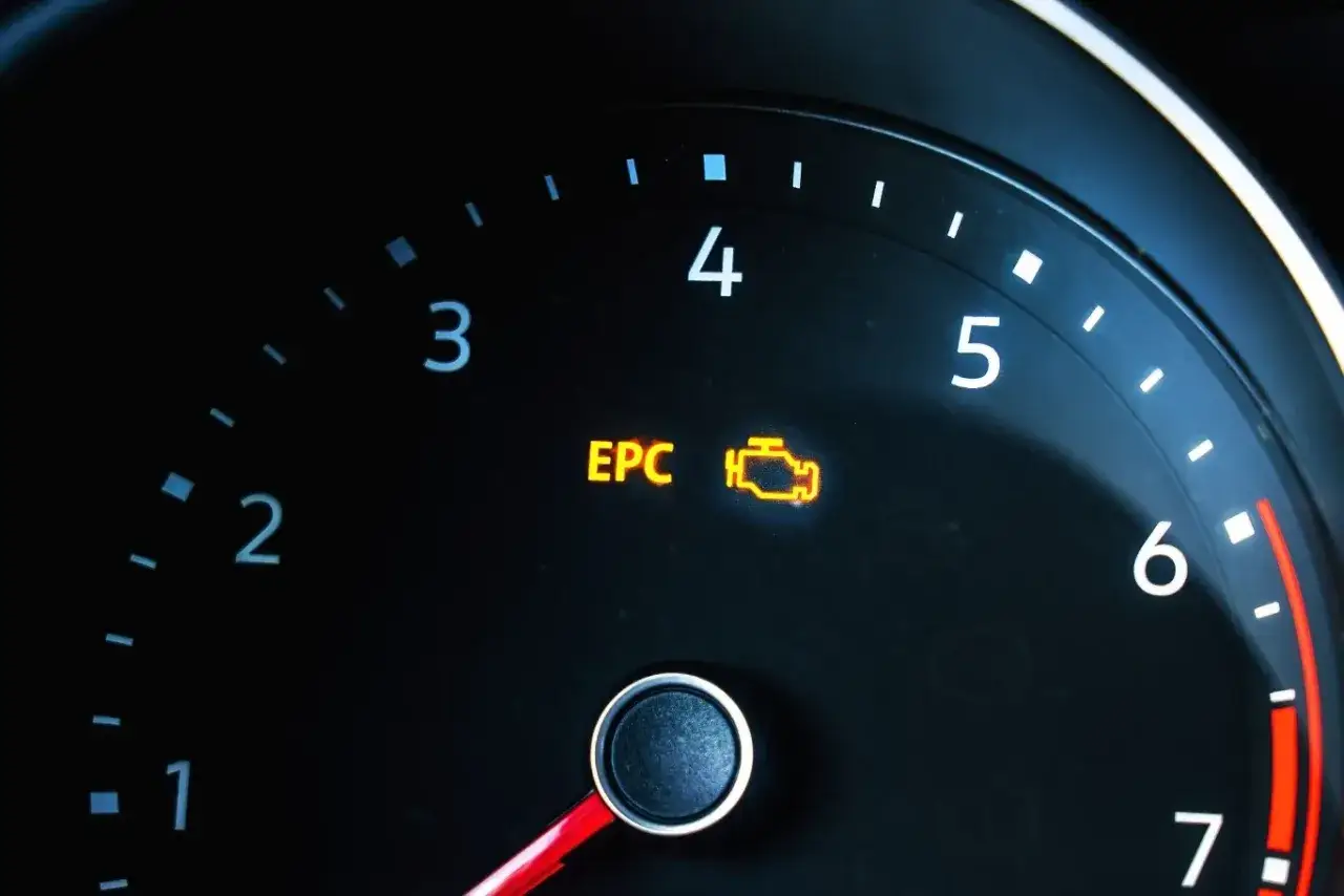 Kontrolka EPC i silnika świecą się na desce rozdzielczej. Może to oznaczać problem z układem EVAP.