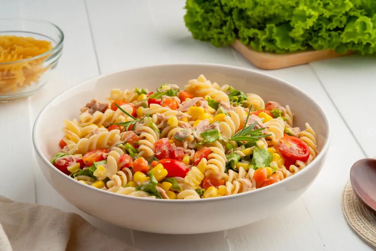 Différentes formes de pâtes pour salade