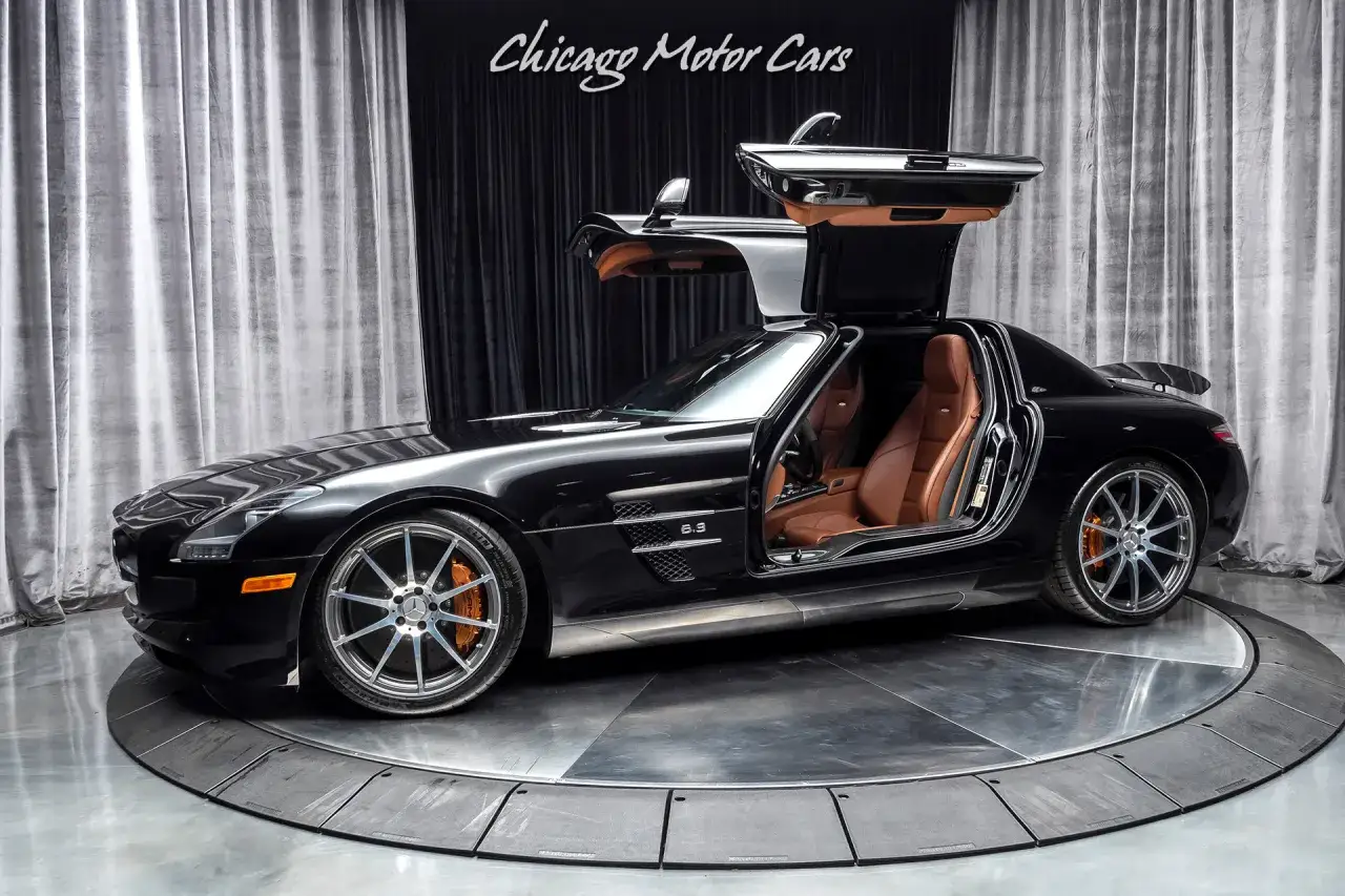 Czarny Mercedes-Benz SLS AMG z brązowym wnętrzem i otwartymi drzwiami typu gullwing.