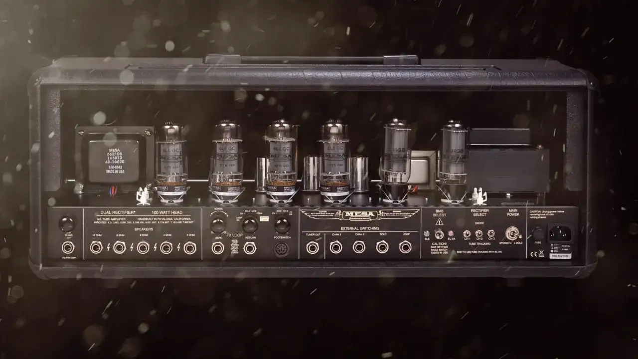 Vue arri&egrave;re d'un ampli &agrave; lampe Mesa Boogie Dual Rectifier, montrant les tubes brillants et les connexions.