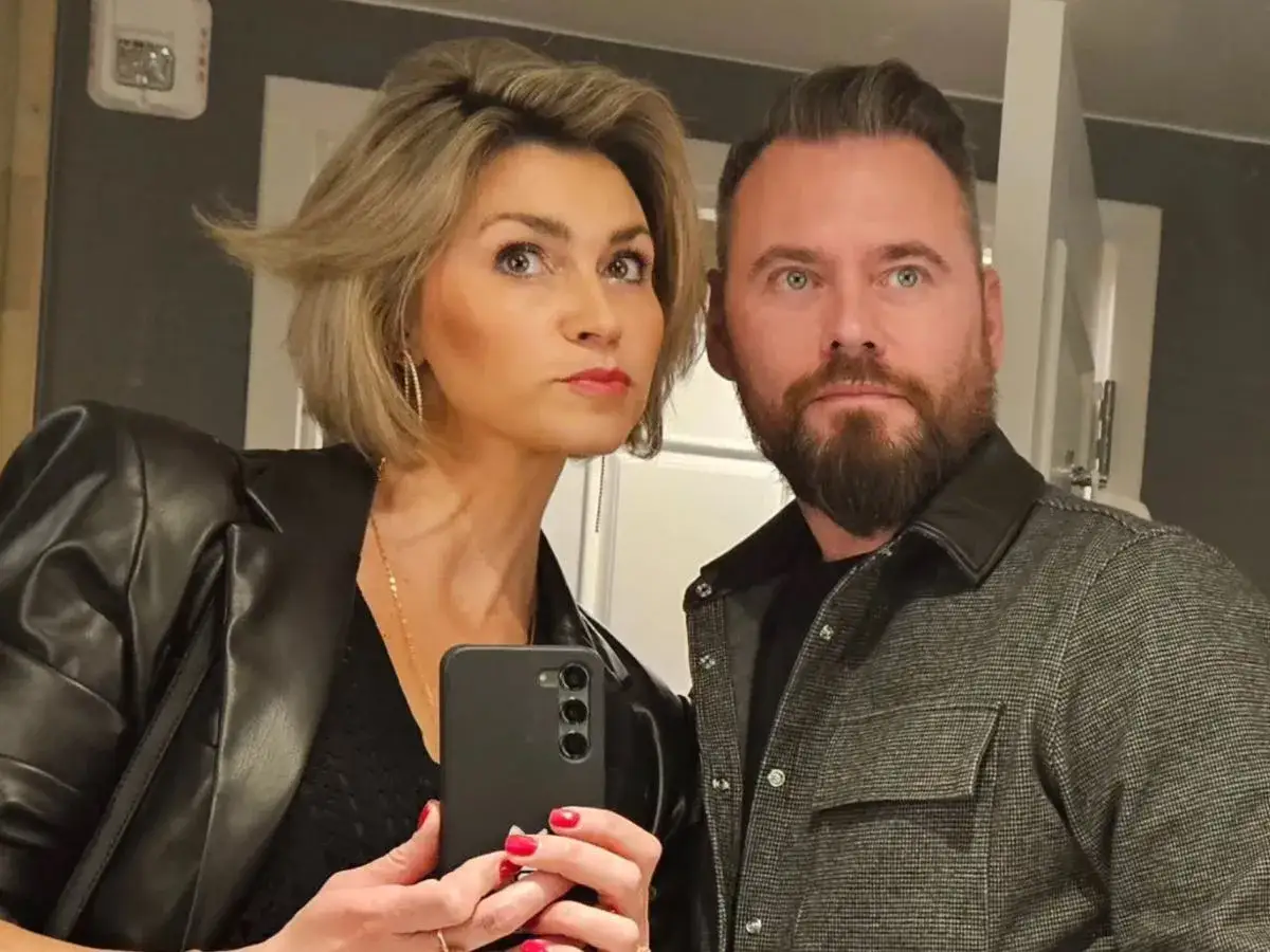 Para zrobila sobie selfie. Ona, żona Stanowskiego, ma blond włosy i czarną ramoneskę. On, z brodą, patrzy w bok.