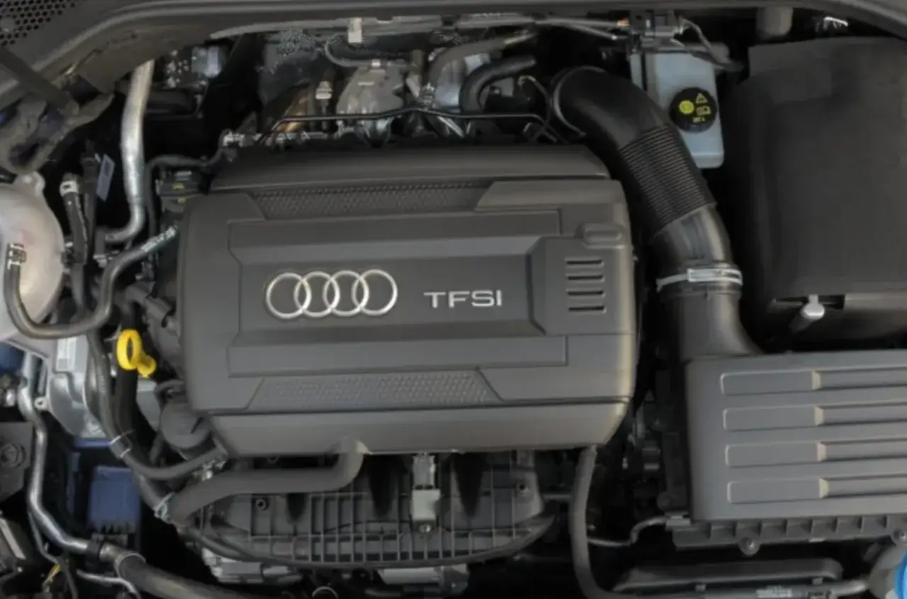 Silnik 1.8 TSI Audi z widocznym logo TFSI.