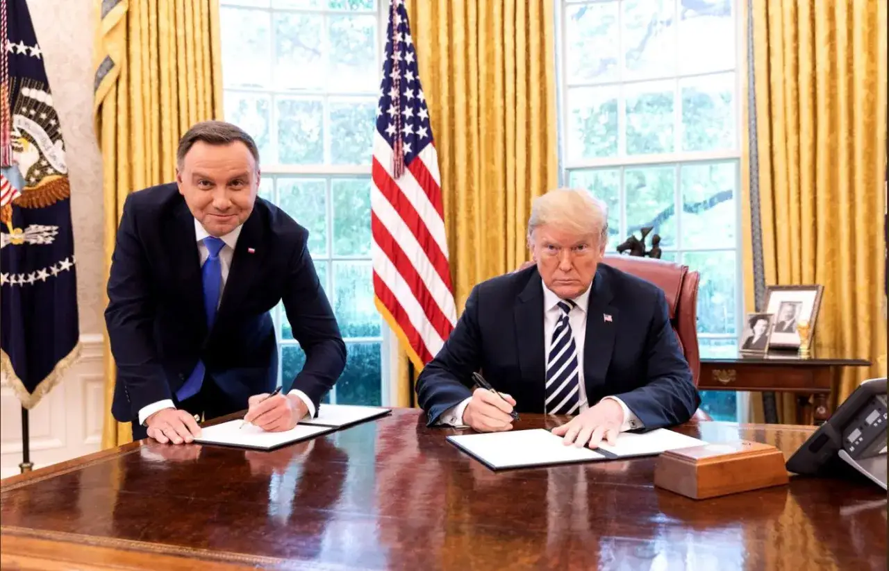 Prezydent Duda podpisuje dokumenty w Gabinecie Owalnym. Gdzie jest dzisiaj prezydent Duda? W Białym Domu, obok Donalda Trumpa.