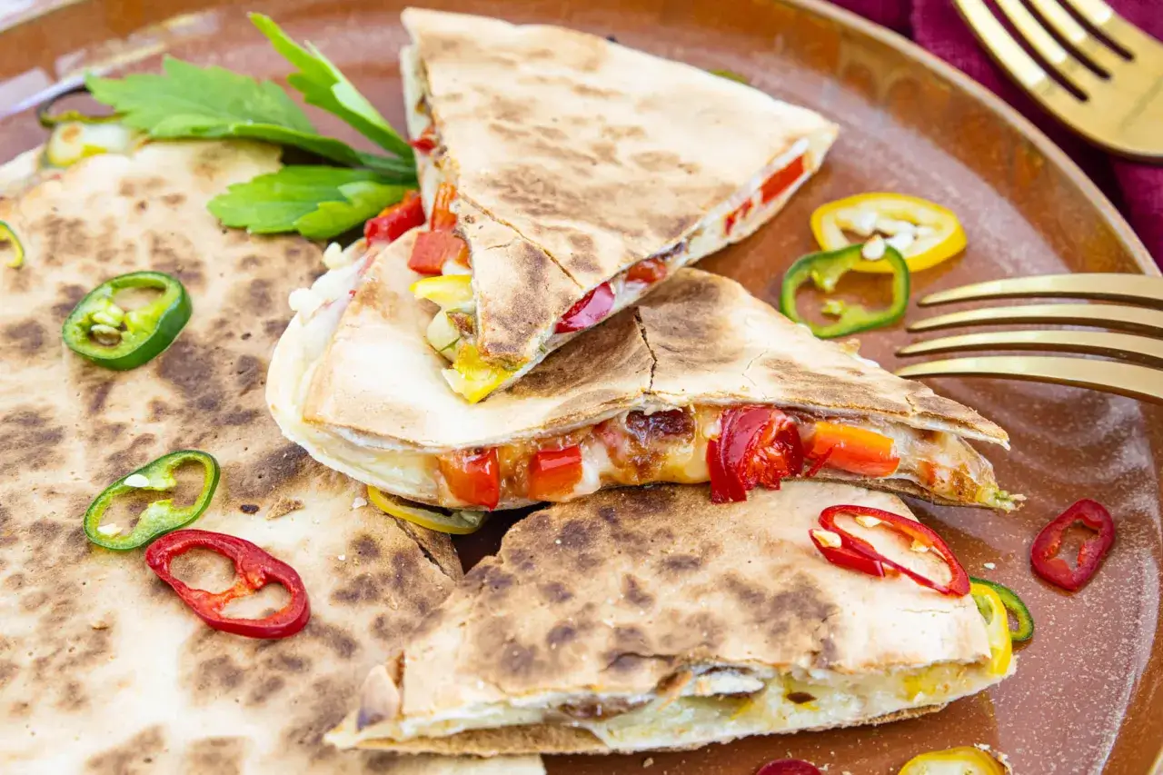 Leckere Quesadillas mit geschmolzenem Käse, Paprika und Jalapeños. Ein tolles Quesadillas Rezept für jeden Anlass.