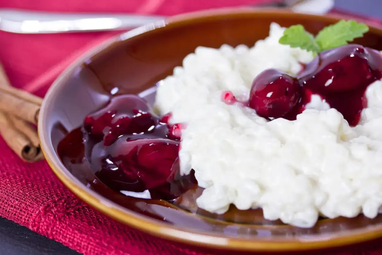 Cremiger Milchreis mit Kirschsoße und Minze, ein köstliches Rezept für süße Momente.