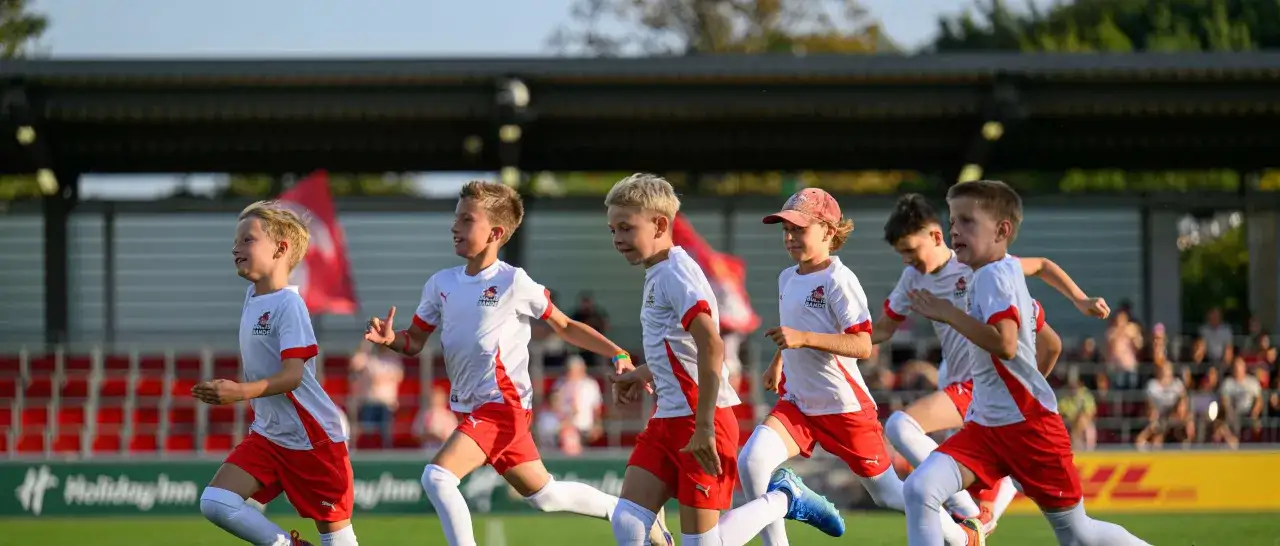 Junge Fußballer der RB Leipzig U11 rennen im Spiel.