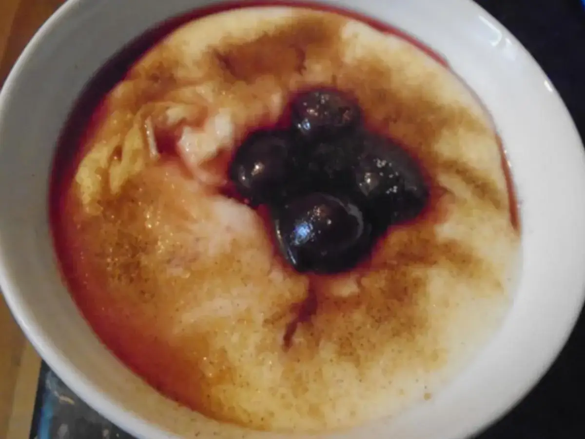 Cremiger Grie&szlig;brei mit Kirschen und Zimt, ein einfaches und leckeres Grie&szlig;brei Rezept f&uuml;r jeden Tag.
