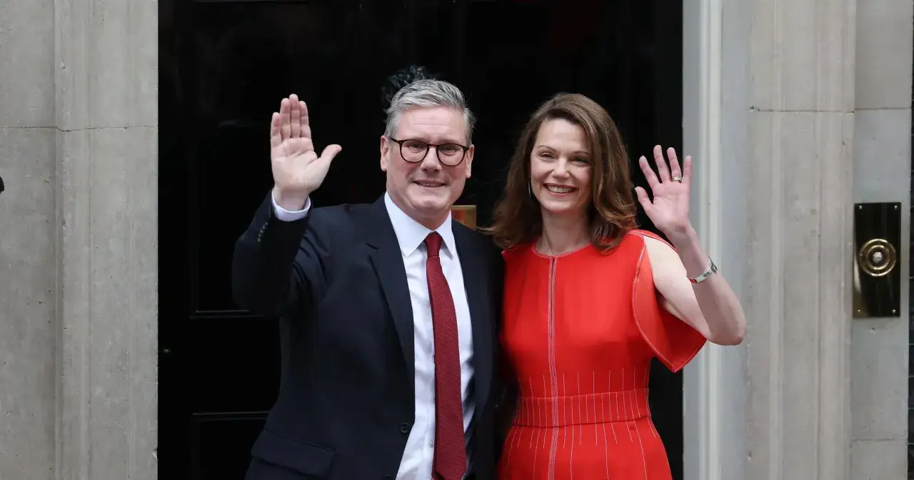 Keir Starmer, potencjalny premier Wielkiej Brytanii, pozdrawia z żoną przed Downing Street 10.