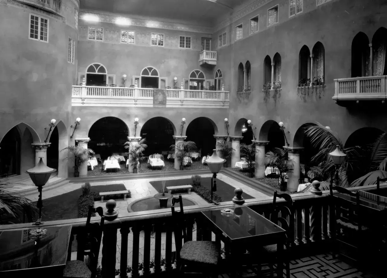 Grand Hotels innergård med fontän och palmer. Kanske de fenomenala fruntimren på Grand Hotel njuter av en drink här.