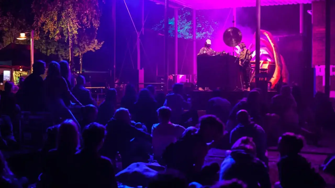 Ein Konzert unter lila Licht. Die Menge ist begeistert, die Musiker auf der Bühne geben alles. Ab geht die Lutzi!