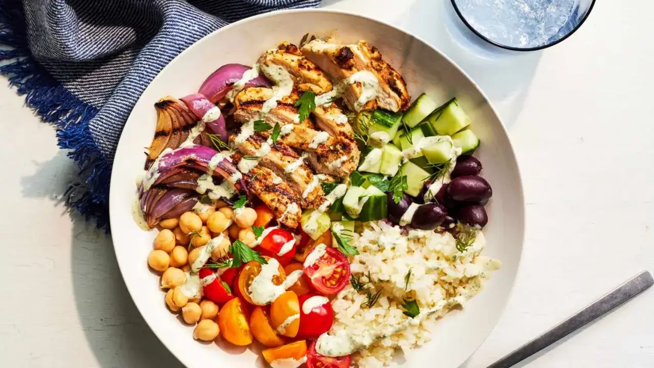 Herzhafte Bowl mit gegrilltem H&auml;hnchen, Kichererbsen, Tomaten, Gurken, Oliven, Zwiebeln und Reis. Tolle Bowl Rezepte f&uuml;r ein gesundes Mittagessen.