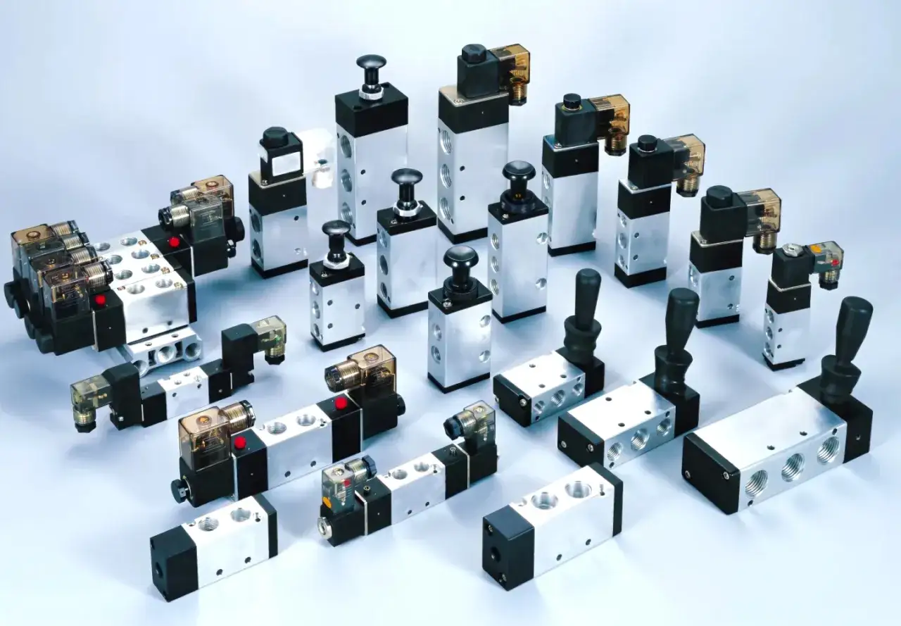 R&oacute;żne rodzaje zawor&oacute;w pneumatycznych: elektromagnetyczne, ręczne, z dźwignią.
