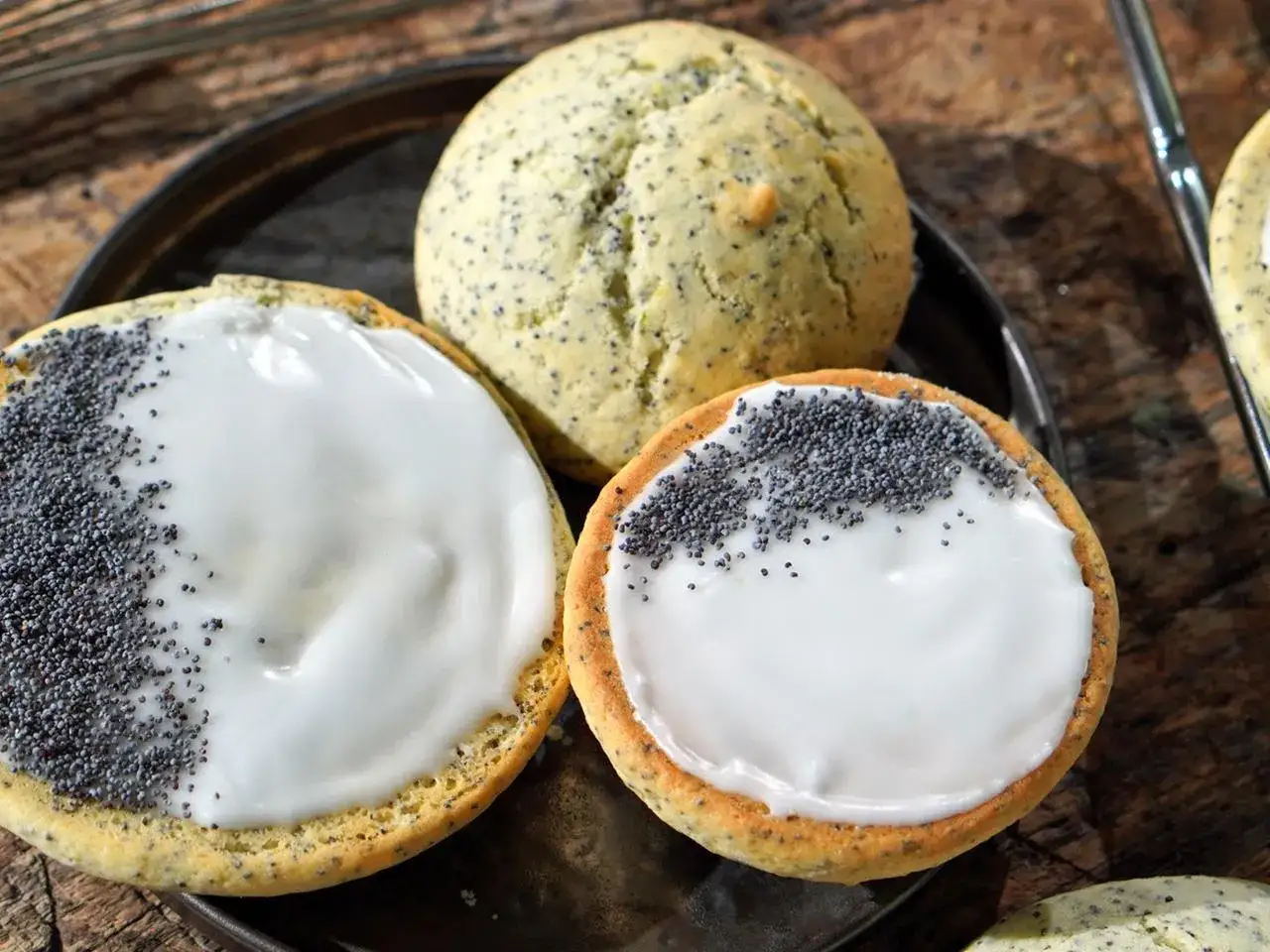 Amerikaner-Rezept: Mohnbrötchen mit Zuckerguss und Mohn bestreut, ein köstlicher Genuss.