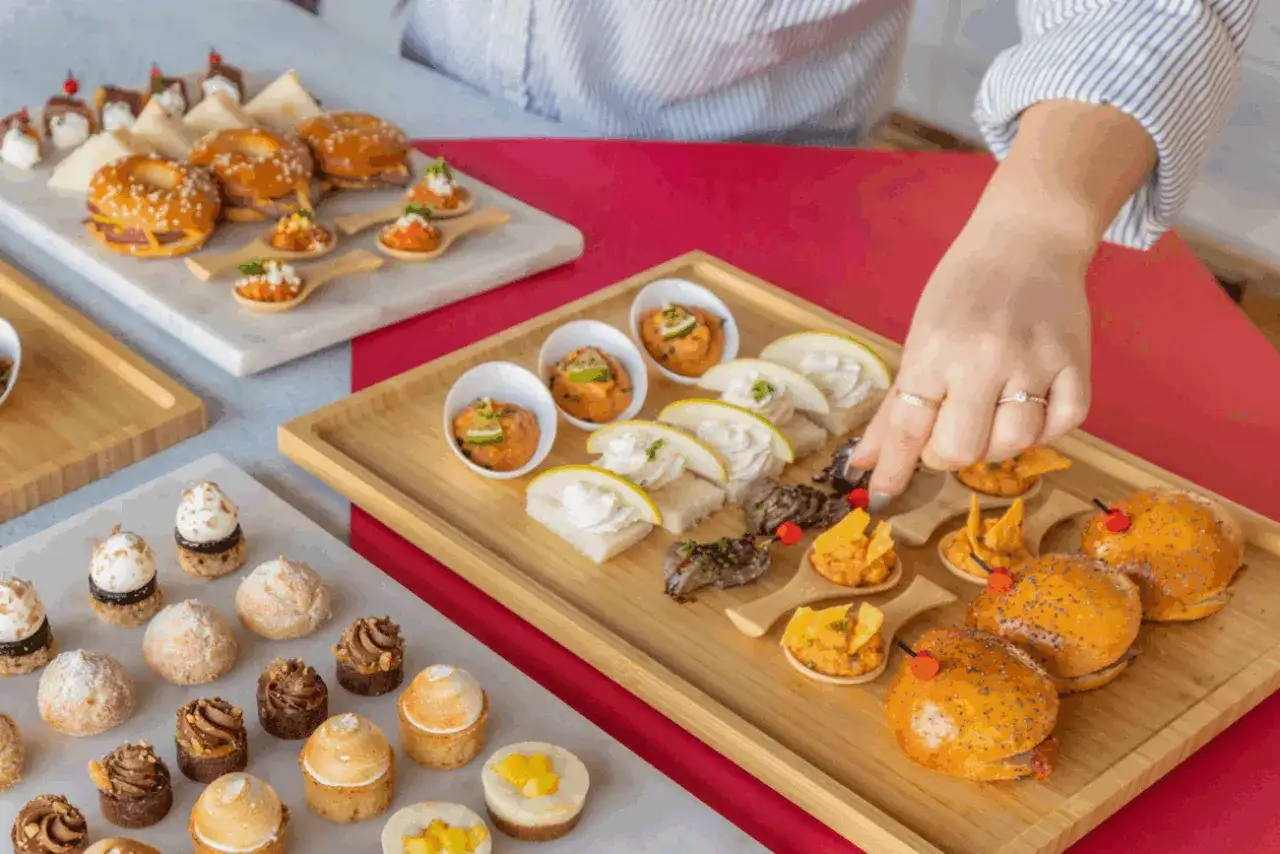 Un buffet d&eacute;part retraite festif avec mini-burgers, verrines et mignardises.
