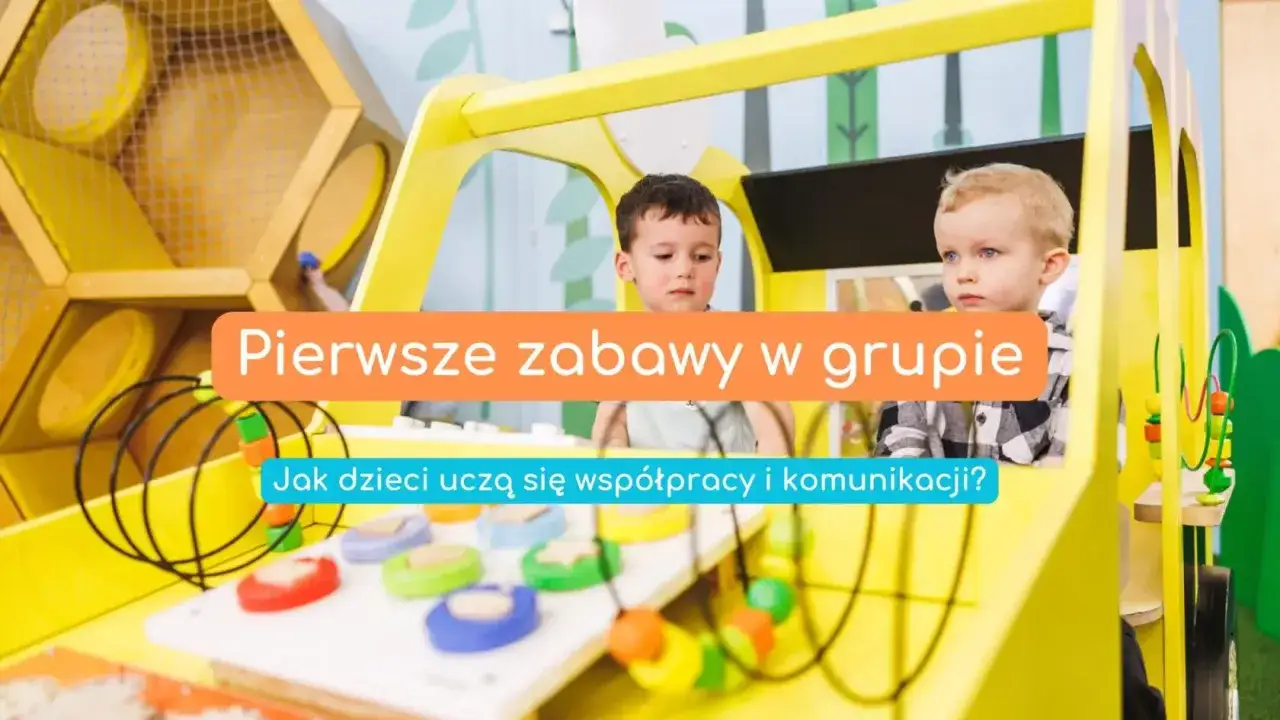 Dwóch chłopców bawi się w żółtej konstrukcji. Gry zabawy rozwijające umiejętności komunikacyjne są kluczowe dla ich rozwoju.