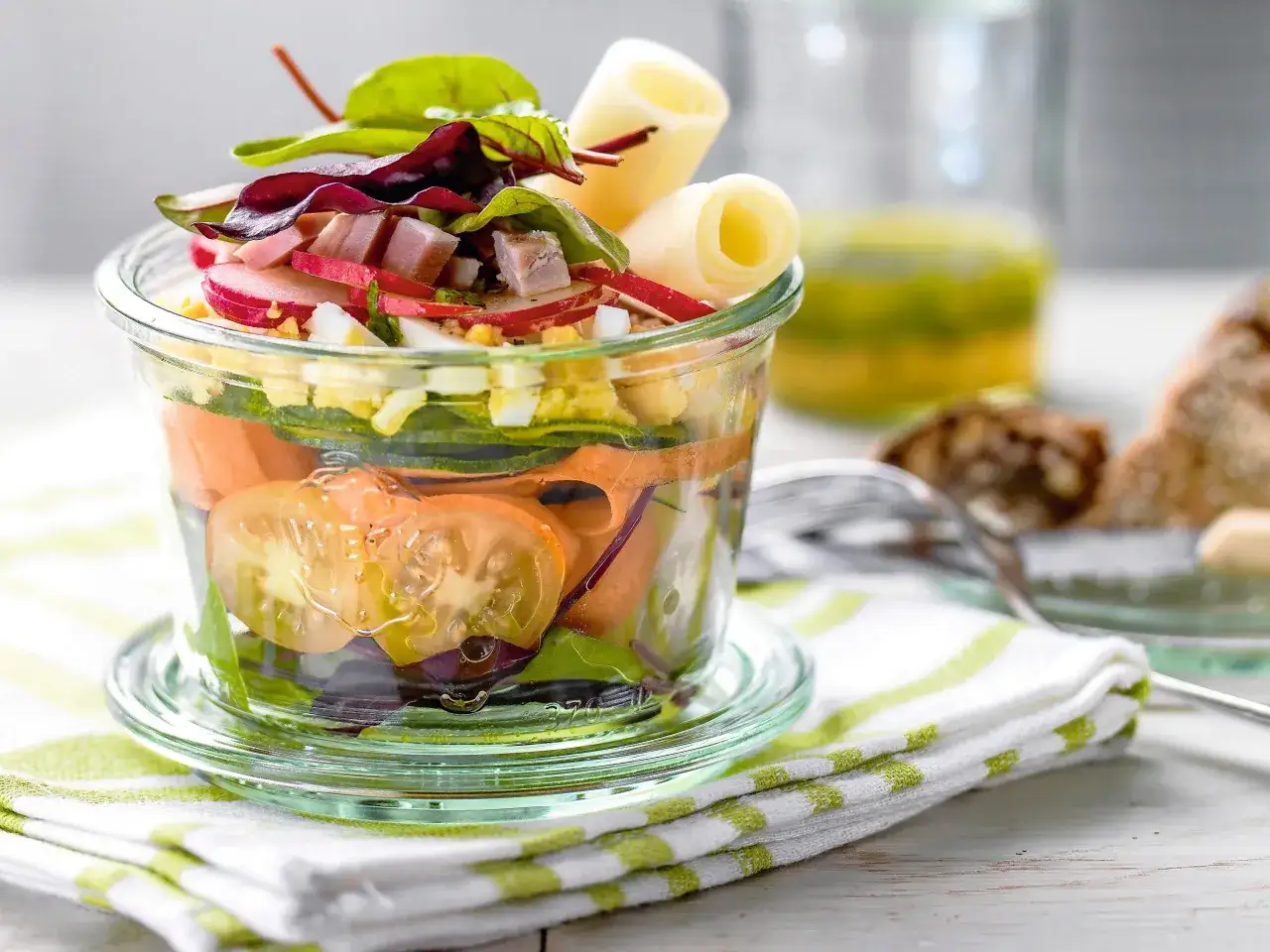 Low-Carb-Salat im Glas