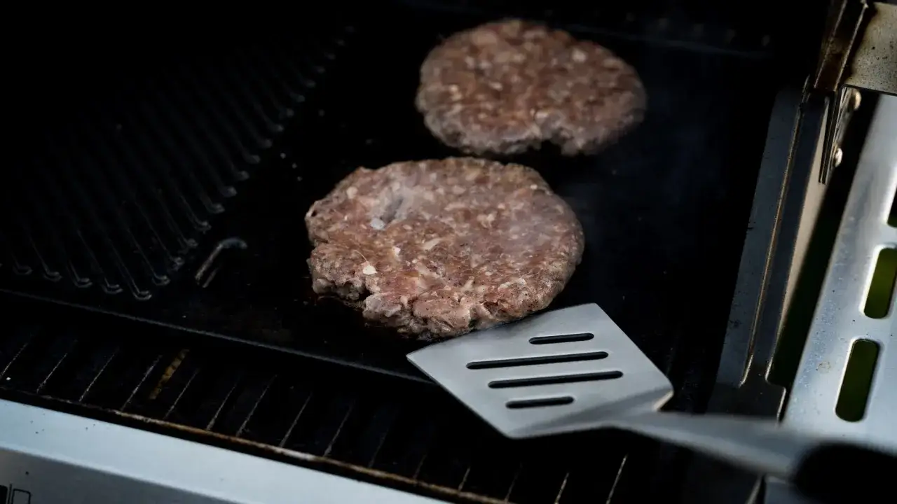 Grillowanie burgerów na ruszcie