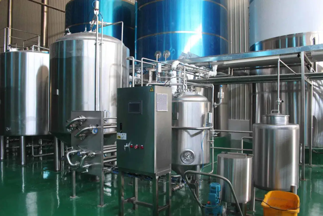 Installation industrielle pour la fabrication de levure de bi&egrave;re, avec de grandes cuves en acier inoxydable et des tuyauteries complexes.
