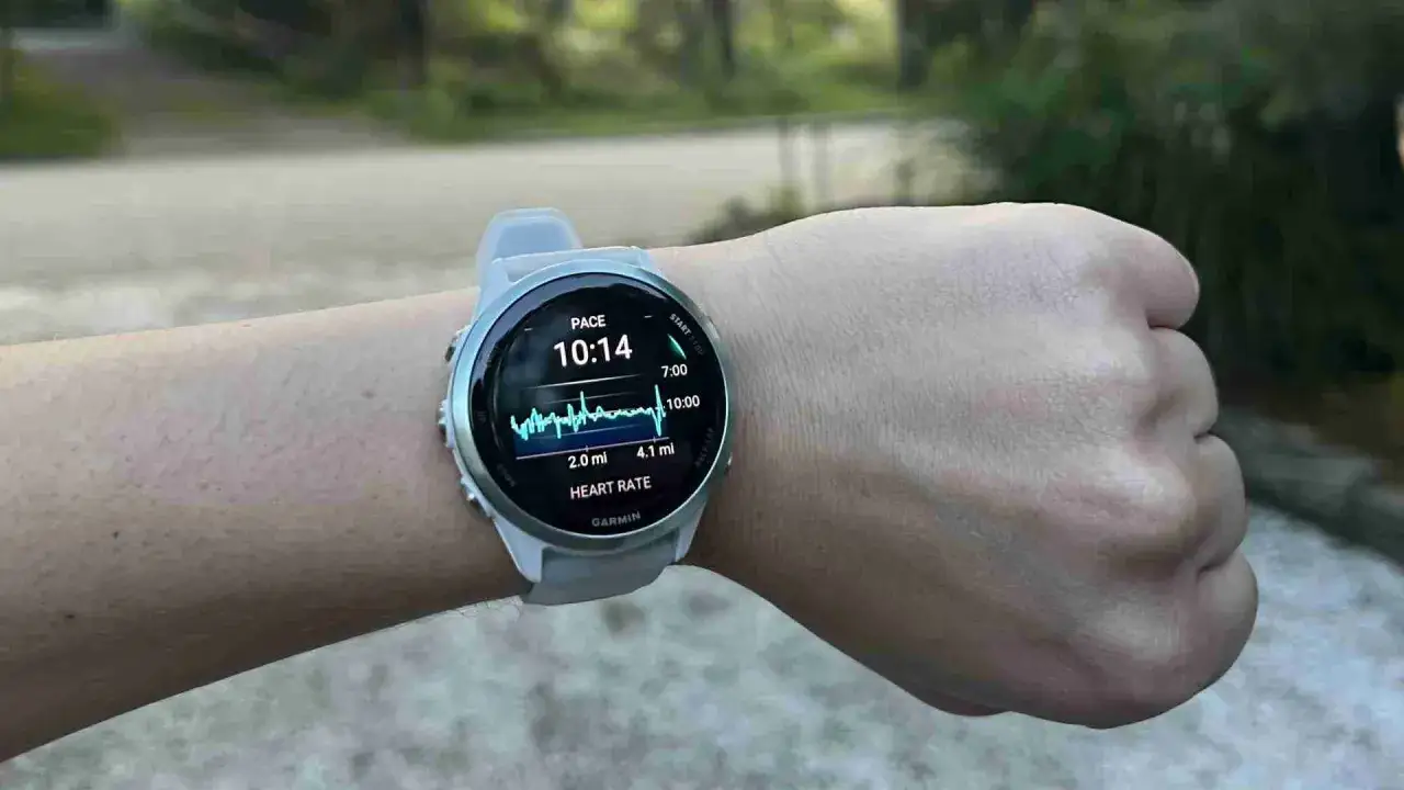 Zegarek Garmin pokazuje tempo biegania 10:14 min/mil, tętno i dystans 2.0 mil.