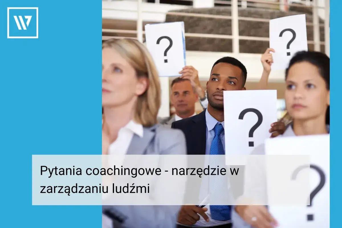 Ludzie na szkoleniu podnoszą kartki z pytajnikami. To **brief** o pytaniach coachingowych w zarządzaniu ludźmi.