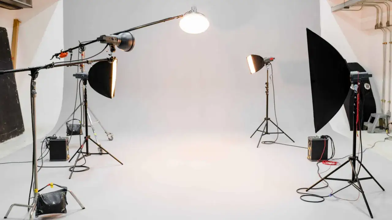 Puste studio fotograficzne z profesjonalnym światłem studyjnym, gotowe do sesji.
