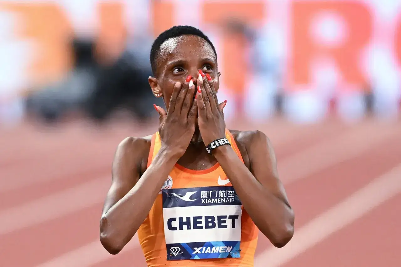 Chebet z niedowierzaniem zakrywa usta dłońmi po zdobyciu rekordu świata na 5km.