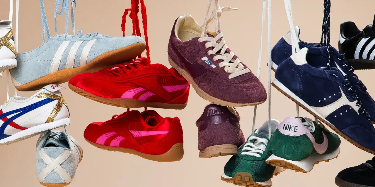 Bunte Sneaker f&uuml;r Damen h&auml;ngen an Schn&uuml;ren. Ein Trend, der Vielfalt zeigt: von klassischem Adidas bis zu auff&auml;lligem Reebok.
