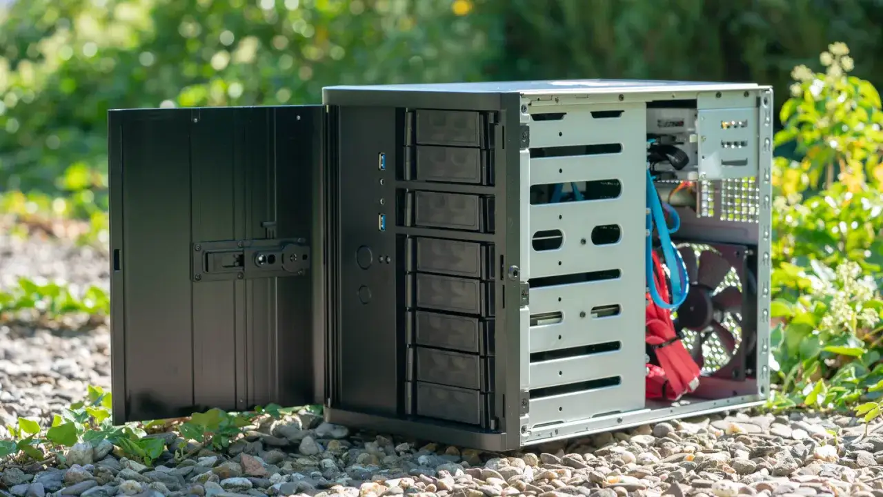 Ein offenes PC-Gehäuse mit vielen Laufwerksschächten, bereit, um deinen eigenen Computer zu nas selber bauen.