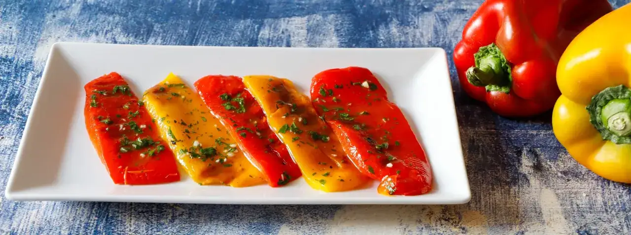 Peperoni arrostiti e conditi con erbe aromatiche, pronti per essere gustati come contorno o antipasto. Le spezie per peperoni esaltano il loro sapore dolce.