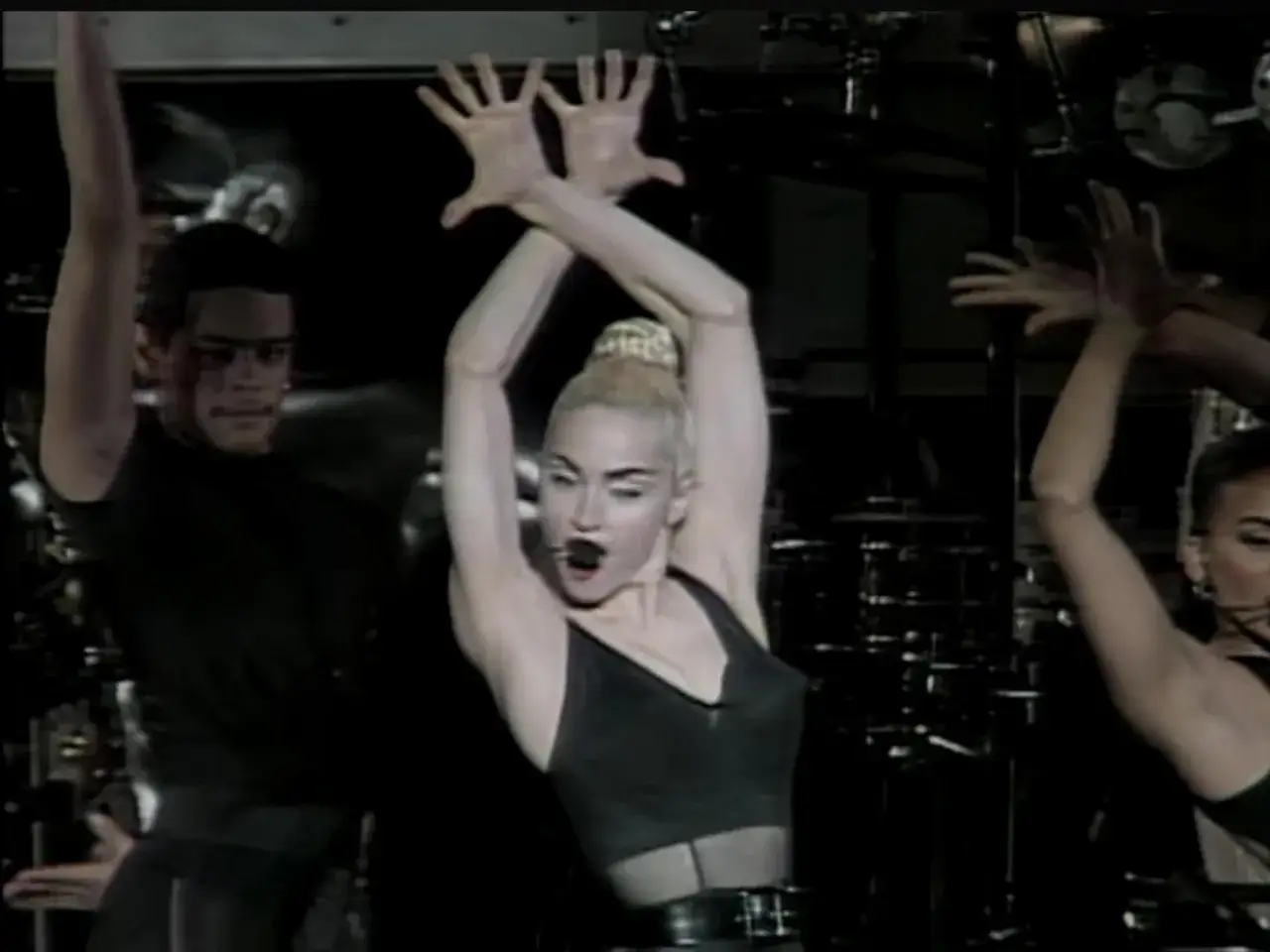 Madonna tańczy w stylu vogue, pokazując, co to znaczy być ikoną.