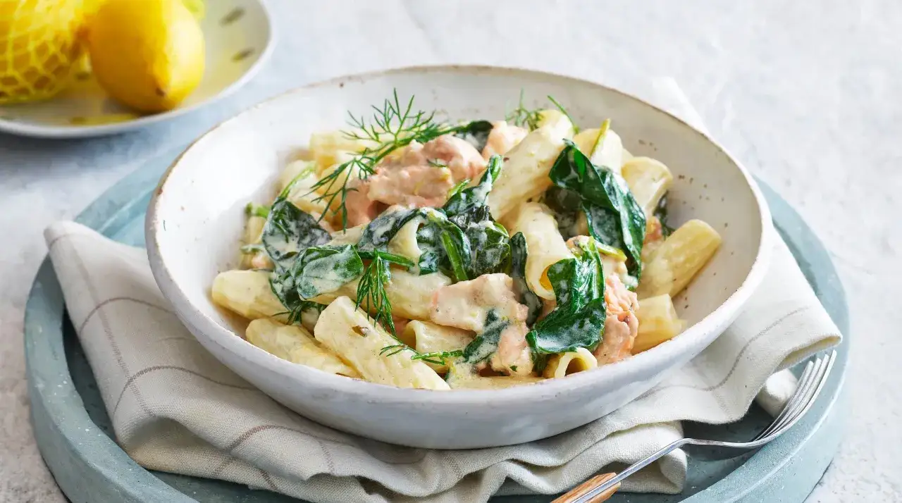 Krämig laxpasta med spenat och dill, ett perfekt laxpasta recept för en snabb och god middag.